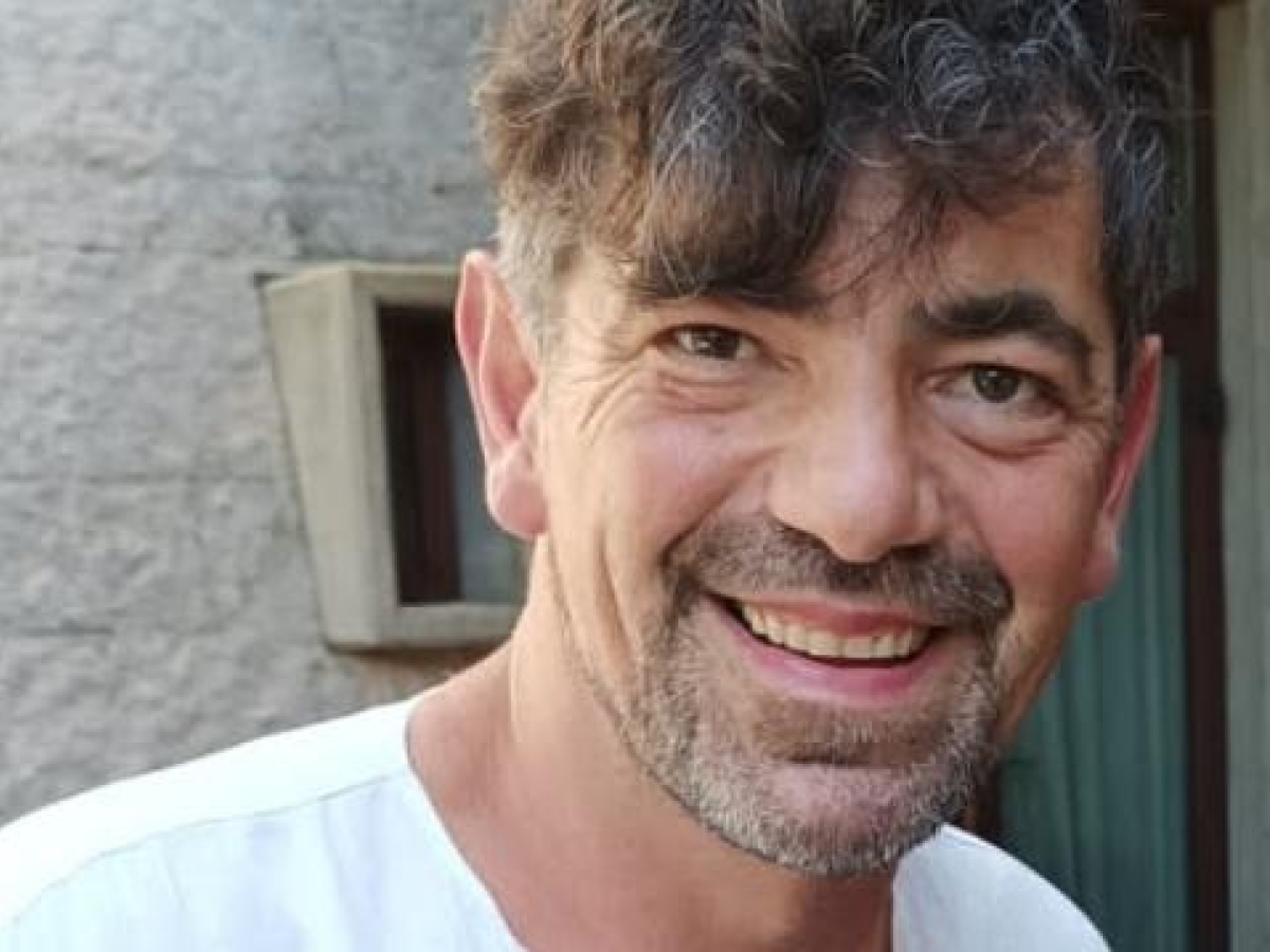 Gianfranco Butinar morto per un infarto: l'attore e comico romano aveva 51 anni. I colleghi di Rete Oro: «Un artista vero»