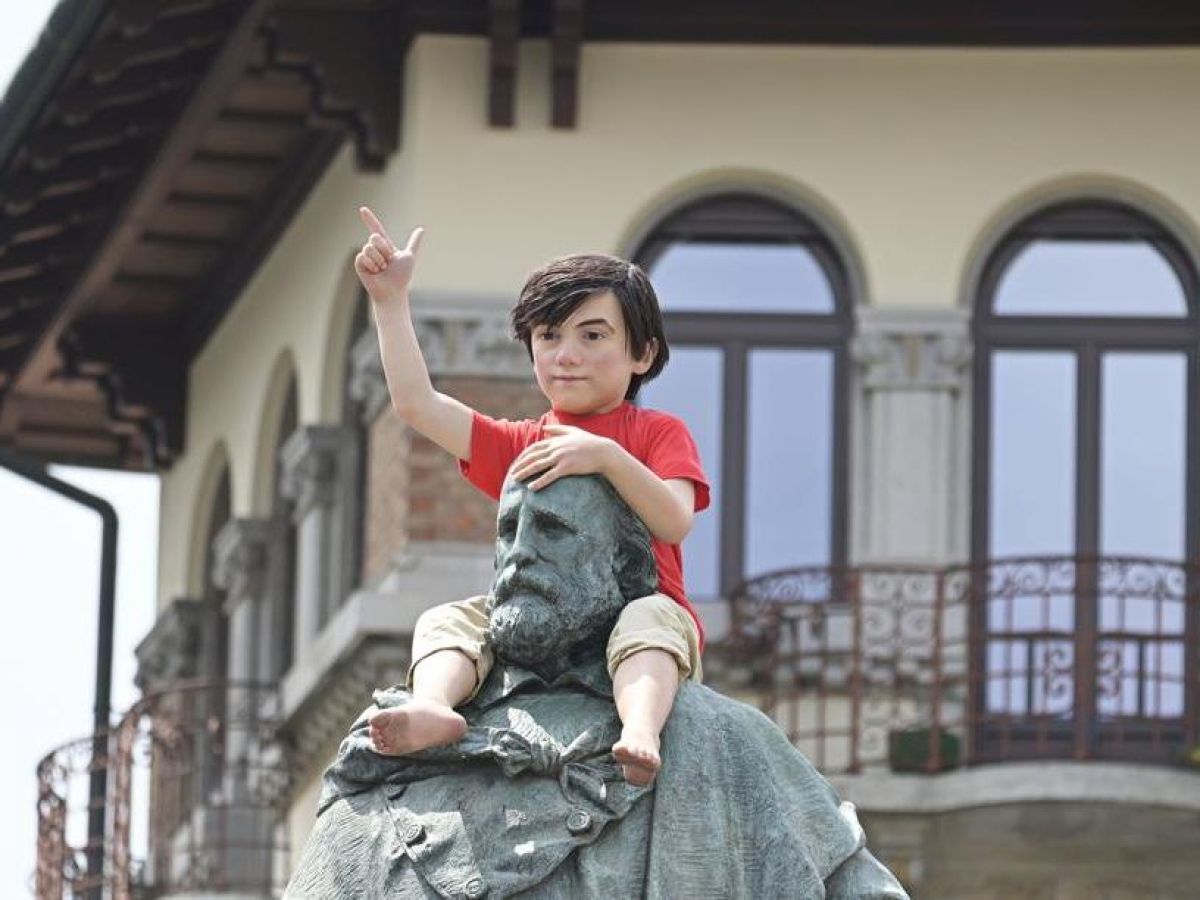 Cattelan a Bergamo, il bambino sulla statua di Garibaldi e l'arte di provocare. Aperta la mostra «Seasons»