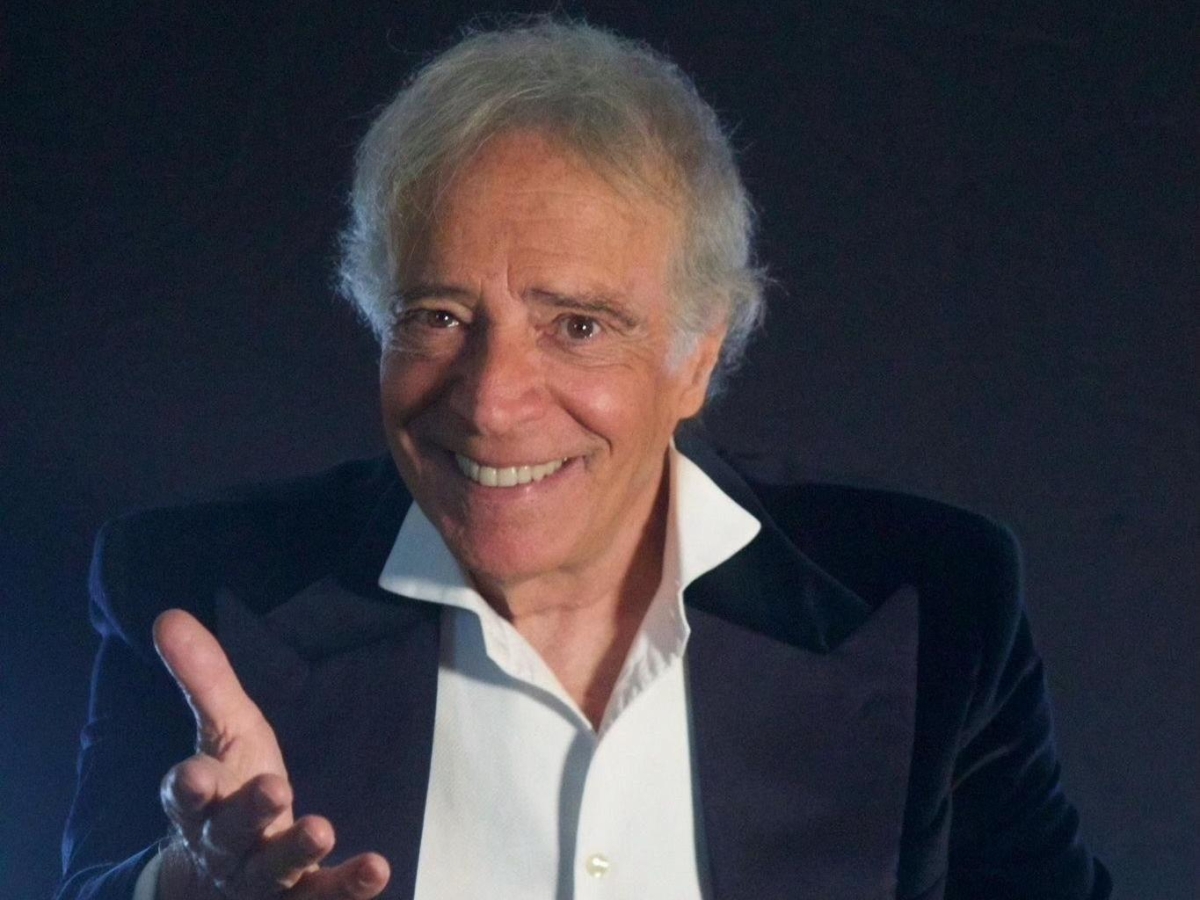 Enrico Montesano, 80 anni e uno spettacolo: «La maglietta della X MAS? Ho anche il Che e Mao. Io e Verdone due centravanti, ma adesso lui fa tutto da solo»