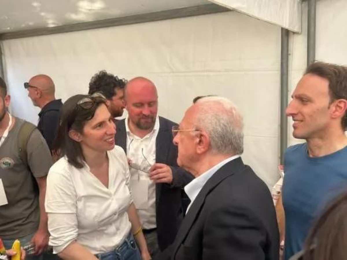 Stretta di mano Schlein-De Luca alla manifestazione pro Gaza: «Solo gli azzeccagarbugli non parlano di genocidio»