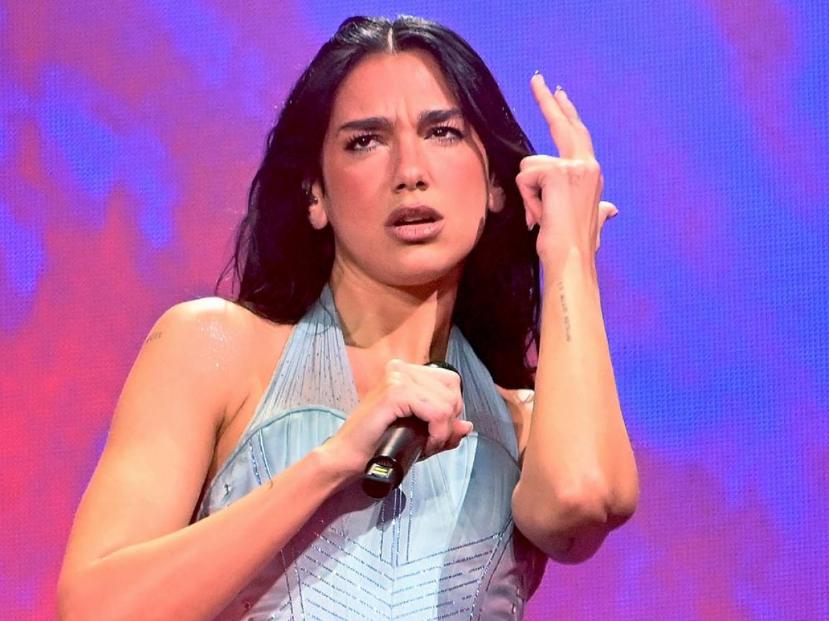 Dua Lipa, concerto a Milano per 70 mila (anche De Martino e Mahmood): glitter, dance e un omaggio a Raffaella Carrà