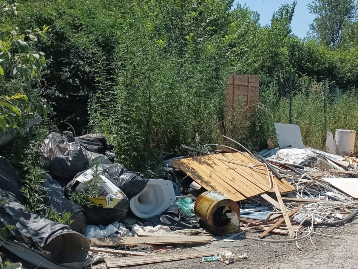 Firenze, via del Poderaccio è la strada dell'inciviltà: tra elettrodomestici e rifiuti abbandonati