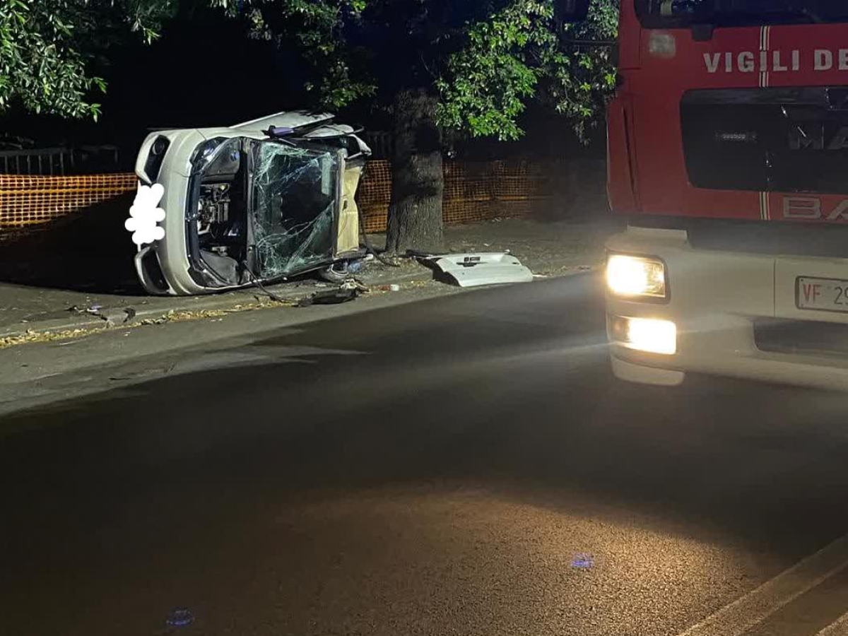 Roma, in quattro sulla microcar corrono per le strade dei Parioli e si ribaltano: gravi in ospedale