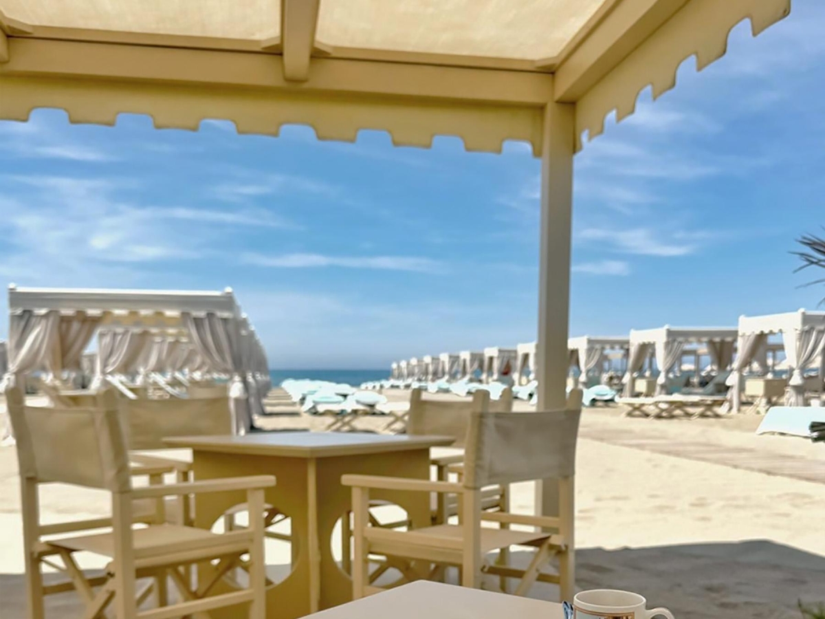 Il miglior beach club d'Italia punta sullo stile milanese (e anche il panettone arriva in spiaggia d'estate)