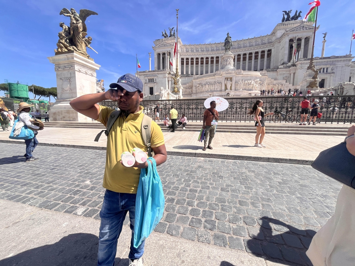 Caldo rovente a Roma, bollino rosso venerdì e sabato. I medici: «Allerta colpi di calore e insolazioni»