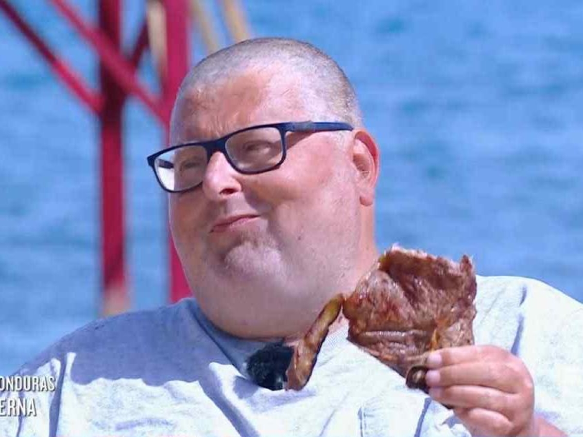 L'Isola dei Famosi, le pagelle: Adinolfi si rapa a zero per una bistecca (5), Plevani ha l'empatia di Attila (8)