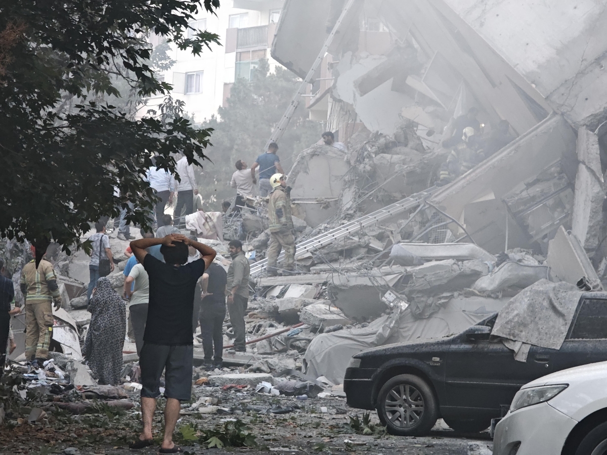 Israele Iran, notte di attacchi sui due fronti. Bombardato il quartiere di Khamenei, colpito edificio a sud di Tel Aviv: 2 morti e 20 feriti | È guerra. «Se colpite i civili, nel mirino i leader politici» Israele Iran, notte di attacchi sui due fronti. Bombardato il quartiere di Khamenei, colpito edificio a sud di Tel Aviv: 2 morti e 20 feriti | È guerra. «Se colpite i civili, nel mirino i leader politici»