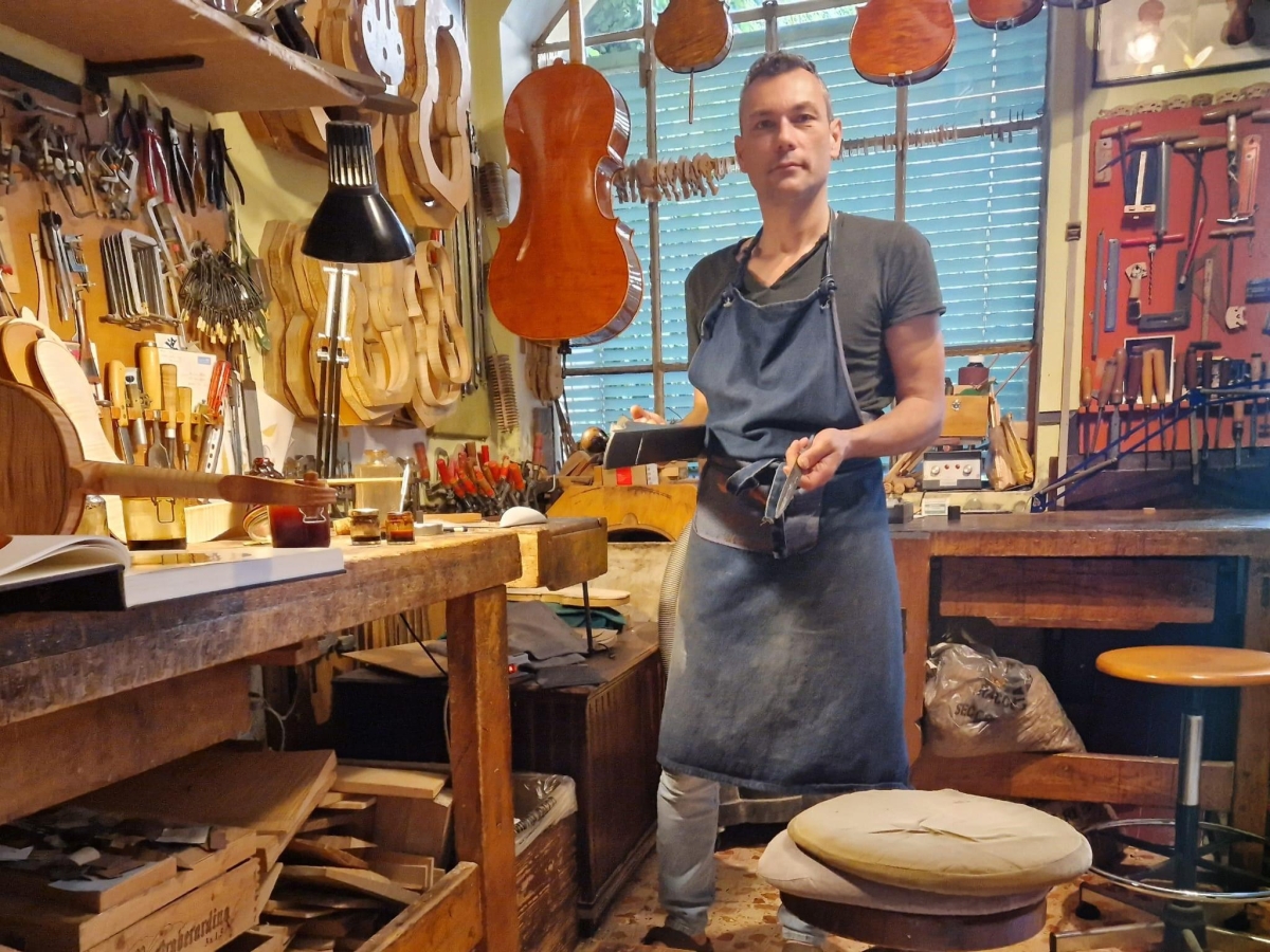 Stefano Conia, liutaio a Cremona: «Oggi dobbiamo difenderci dai violini contraffatti in Cina e Romania. Così insegno a riconoscere i falsi»