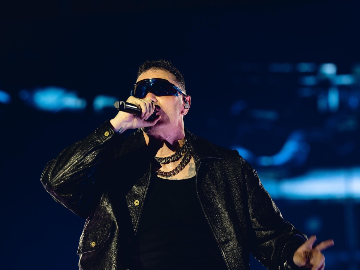 Marracash e lo show a Torino dove non ci sono tormentoni, solo la sfida tra Fabio e Marra (e l'intelligenza artificiale)