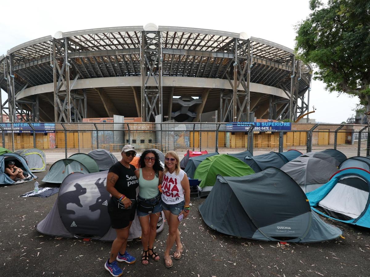 Vasco Rossi a Napoli, è febbre per il doppio live: i super fan dormono in tenda fuori al Maradona da quattro giorni