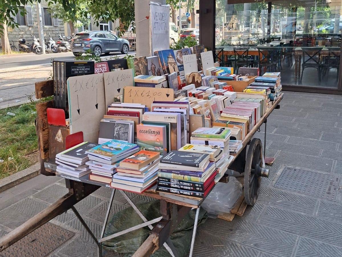 Firenze, chiude dopo 68 anni la bancarella dei libri usati di viale Don Minzoni. L'appello ai giovani: non lasciatela morire