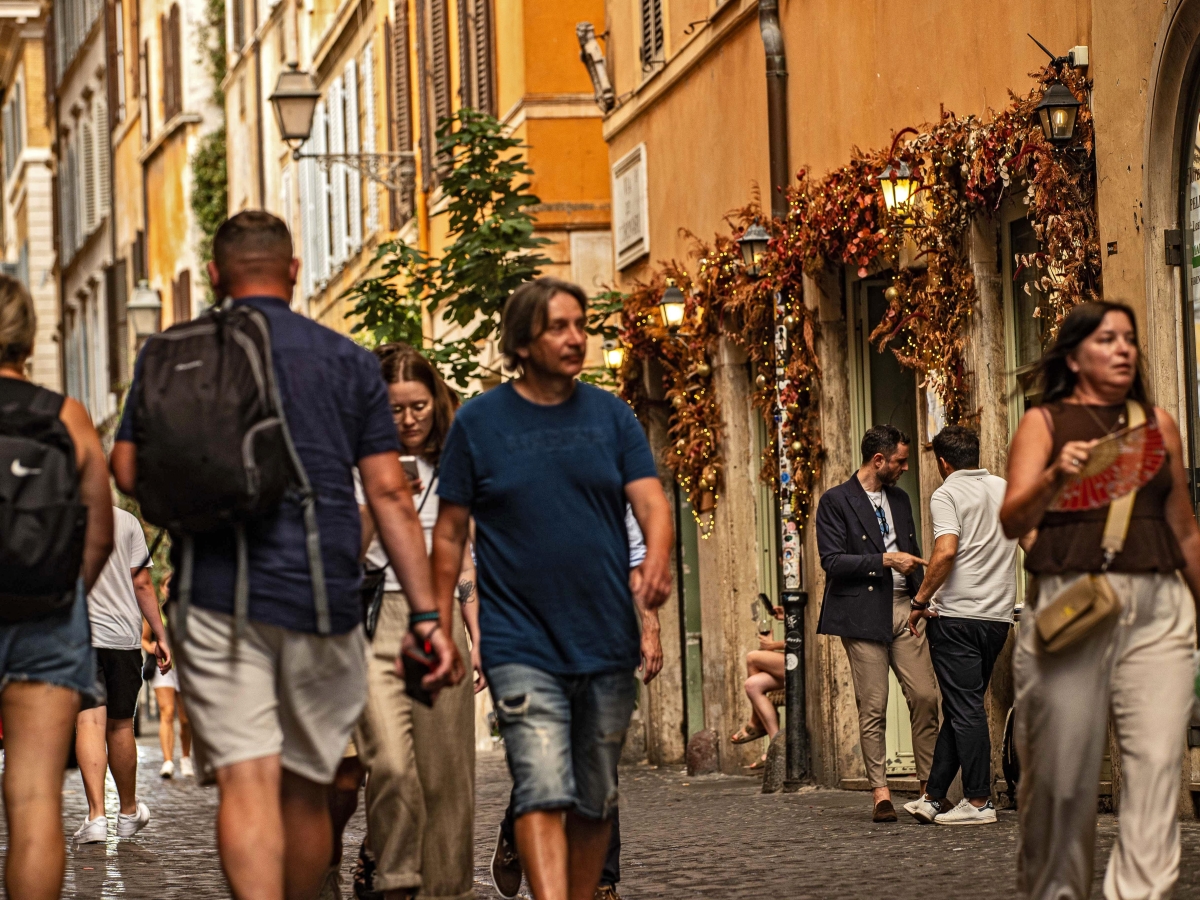Via dei Coronari a Roma, il Tar lascia aperto il locale. I residenti: «Protesta in Campidoglio»