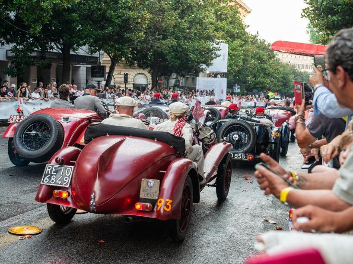 Auto storiche, la Mille Miglia arriva a Roma e sfila sulla passerella di via Veneto