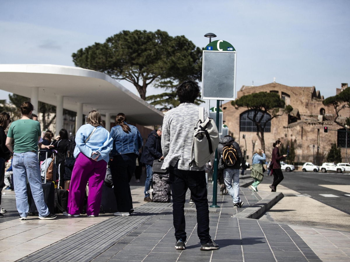 Sciopero dei trasporti: a Roma le metro restano attive. Petardi e fumogeni in piazza Verdi