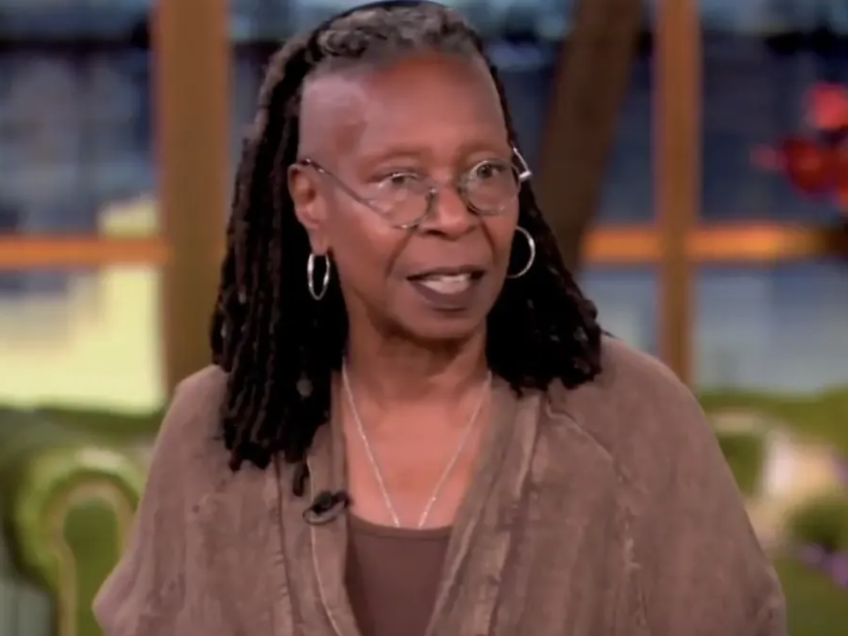 Whoopi Goldberg paragona gli Usa all'Iran. «Per neri e gay è dura qui come a Teheran». Bufera in studio e sui social. «Follia assoluta, se vivere qui è così orribile, perché non se ne va?»