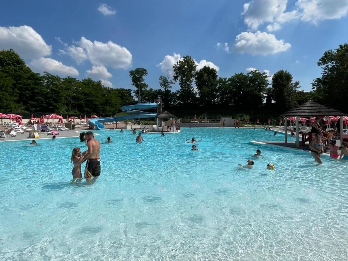 Brescia, sfugge al controllo dei genitori e cade in piscina: muore bambino di 4 anni Brescia, sfugge al controllo dei genitori e cade in piscina: muore bambino di 4 anni