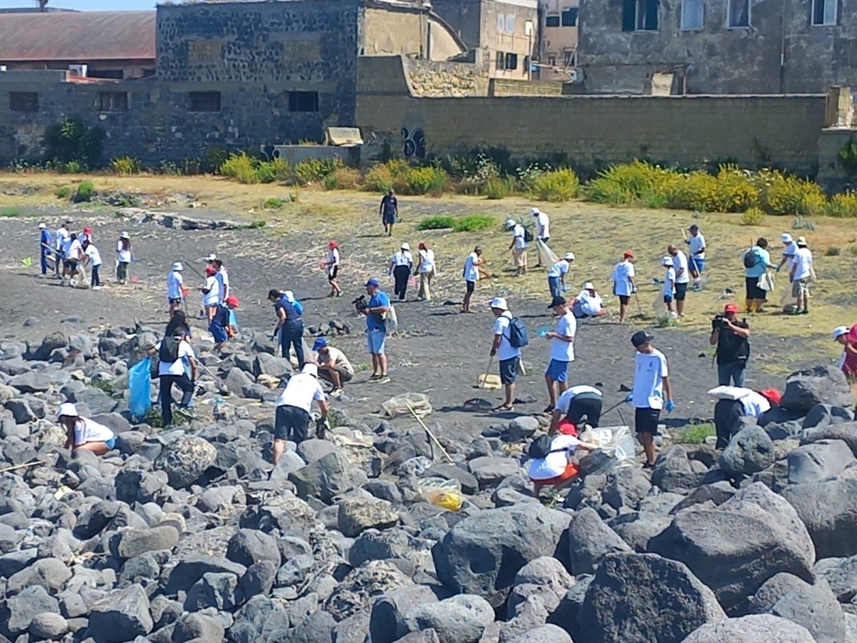 Duecento volontari per ripulire la spiaggia di San Giovanni, raccolti 15 quintali di immondizia