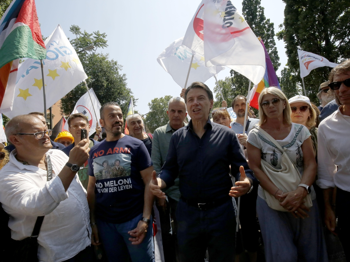 La piazza anti-riarmo di Conte. Una nuova sfida del sabato (dividendosi un po')