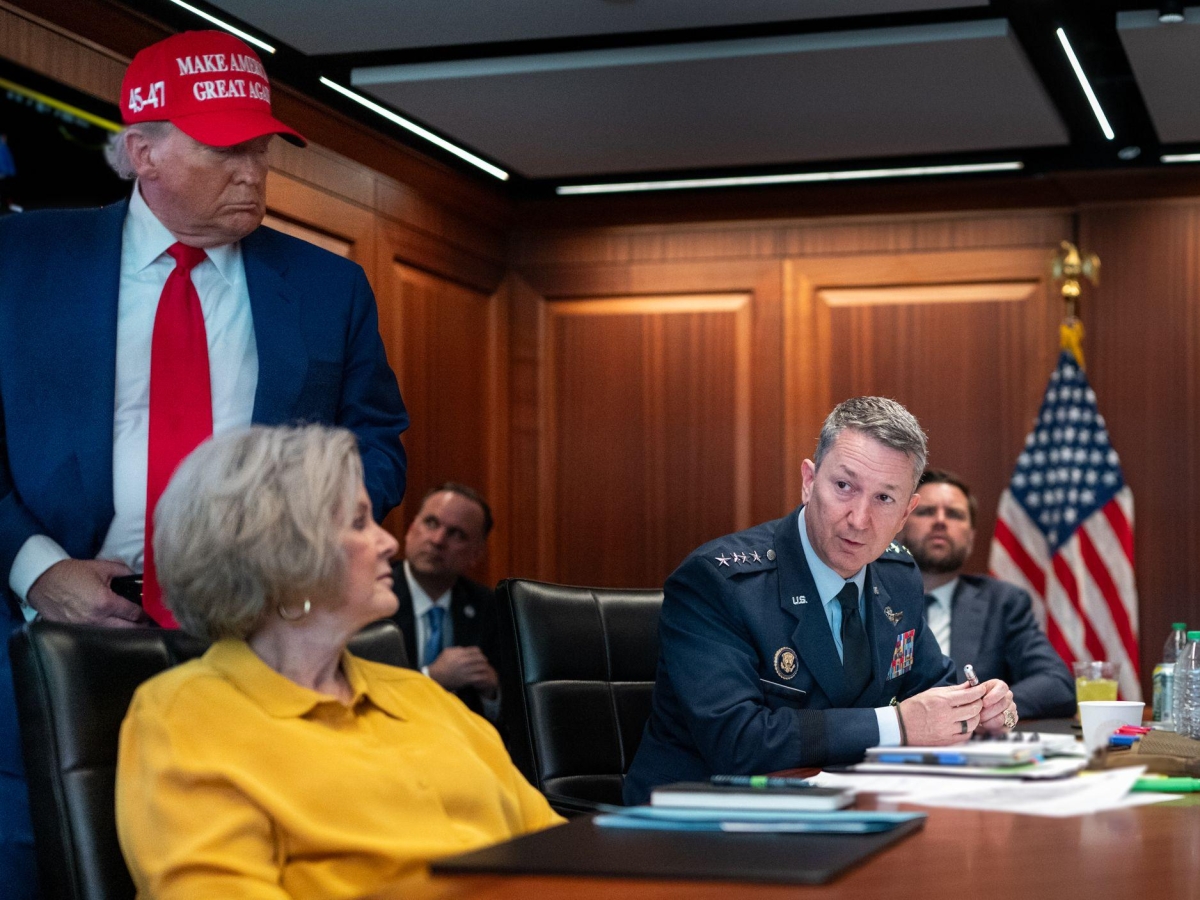Le storiche foto dalla Situation Room: così Trump (con cappellino «Maga») ha assistito ai bombardamenti sull Le storiche foto dalla Situation Room: così Trump (con cappellino «Maga») ha assistito ai bombardamenti sull