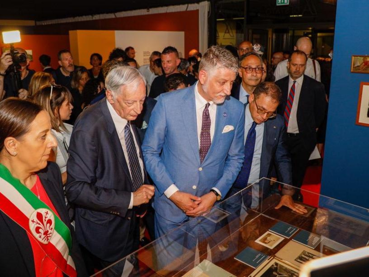 Giuli dà la mano a Giani (meno a Funaro): «Questa è la stretta del MinCulPop»