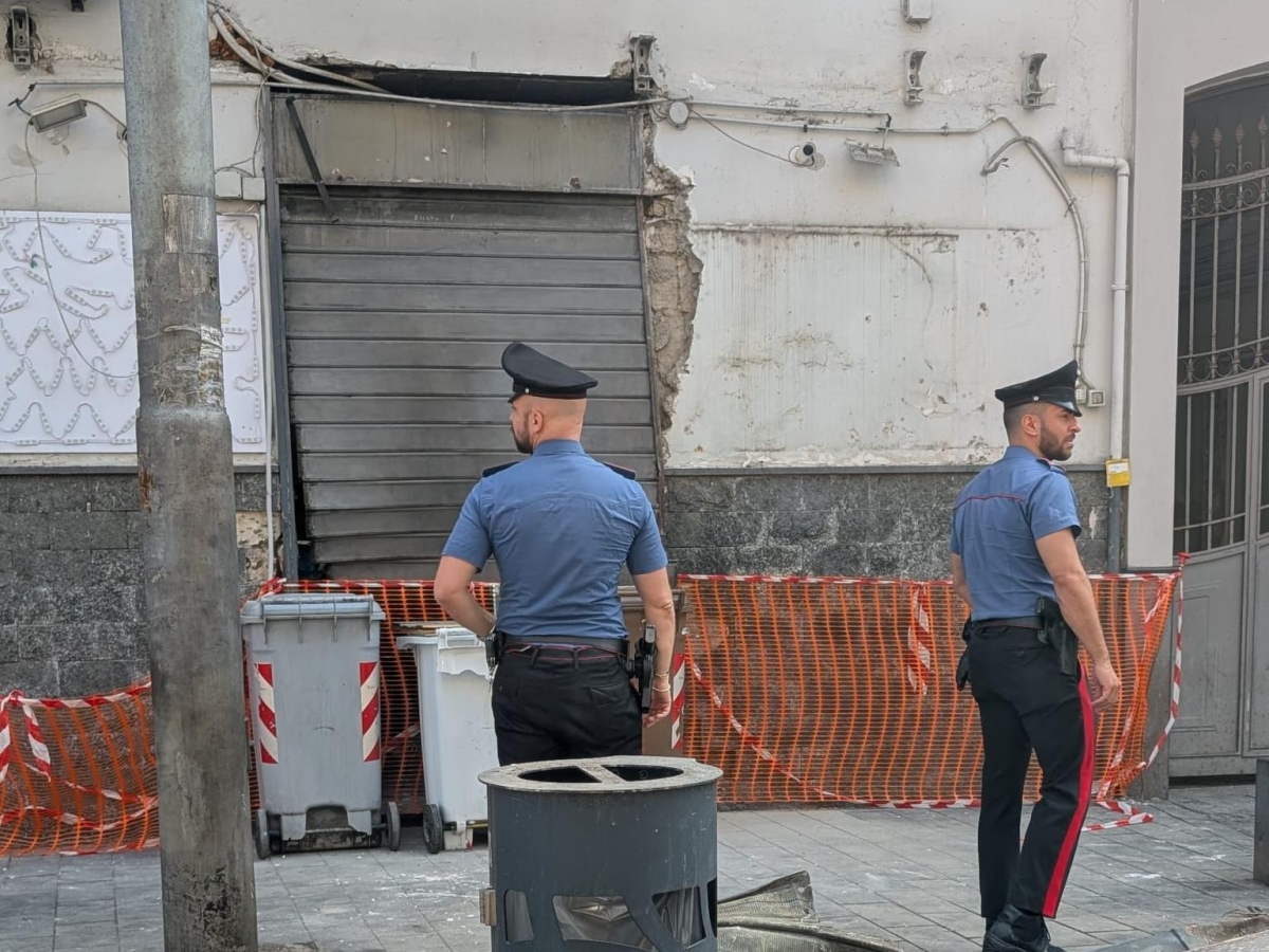 Esplosione a Secondigliano, potente ordigno distrugge un tarallificio: danni anche alle abitazioni circostanti