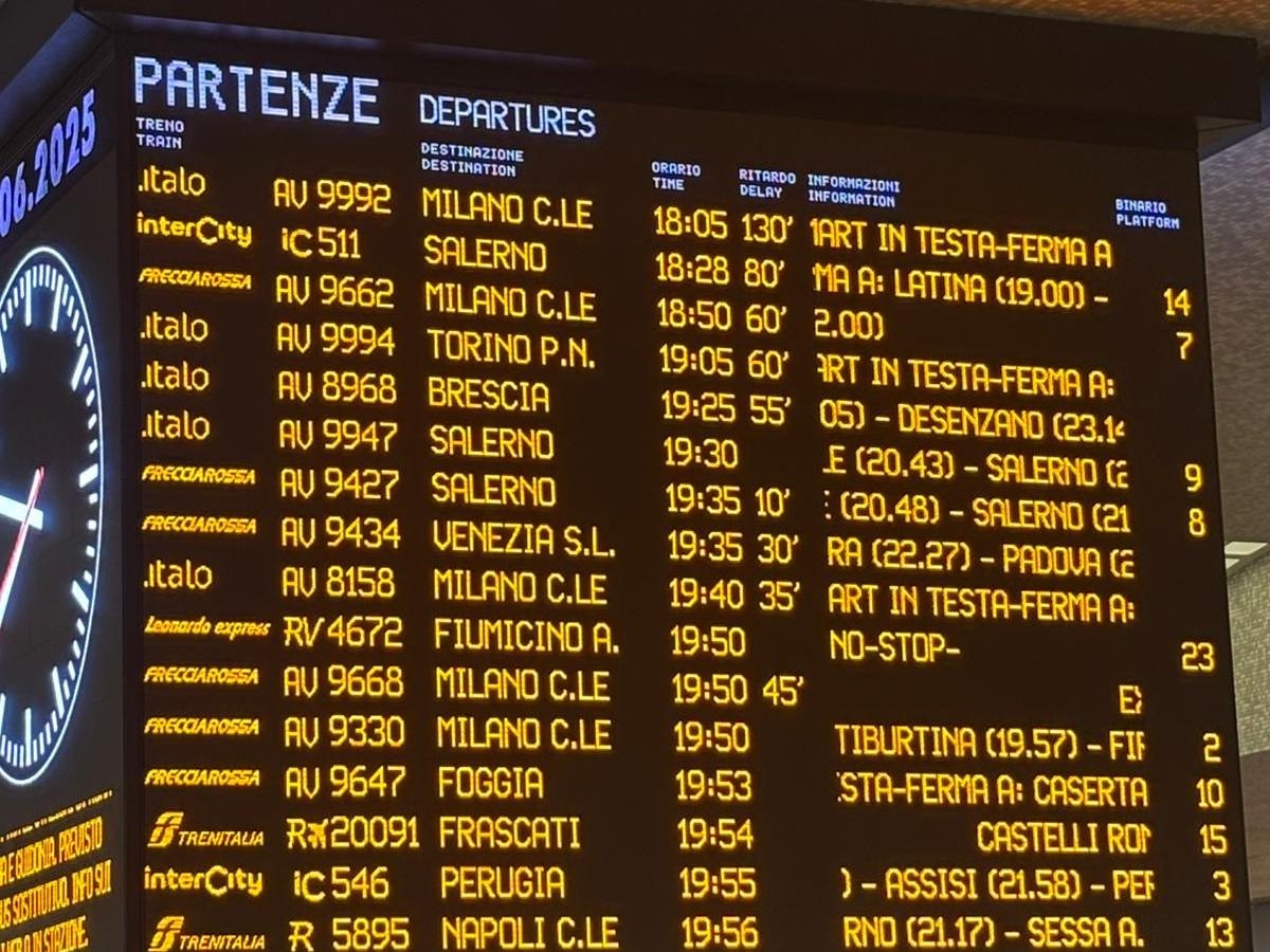 Caos treni: disagi per Alta velocità, Intercity e Regionali. Ritardi fino a 4 ore sulla Roma Napoli Caos treni: disagi per Alta velocità, Intercity e Regionali. Ritardi fino a 4 ore sulla Roma Napoli