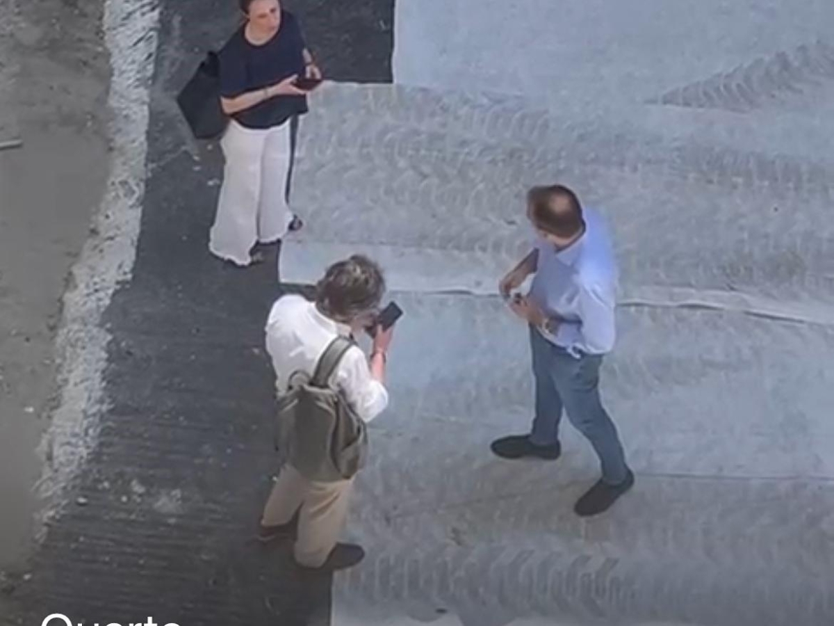 Torino, il sindaco Stefano Lo Russo nel cantiere (interdetto) dei lavori in via Roma per registrare un video. Ma servono cinque ciak per la scena buona