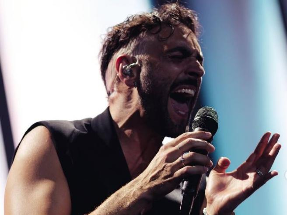 Marco Mengoni si commuove cantando «Luce», la canzone dedicata alla mamma, scomparsa a settembre