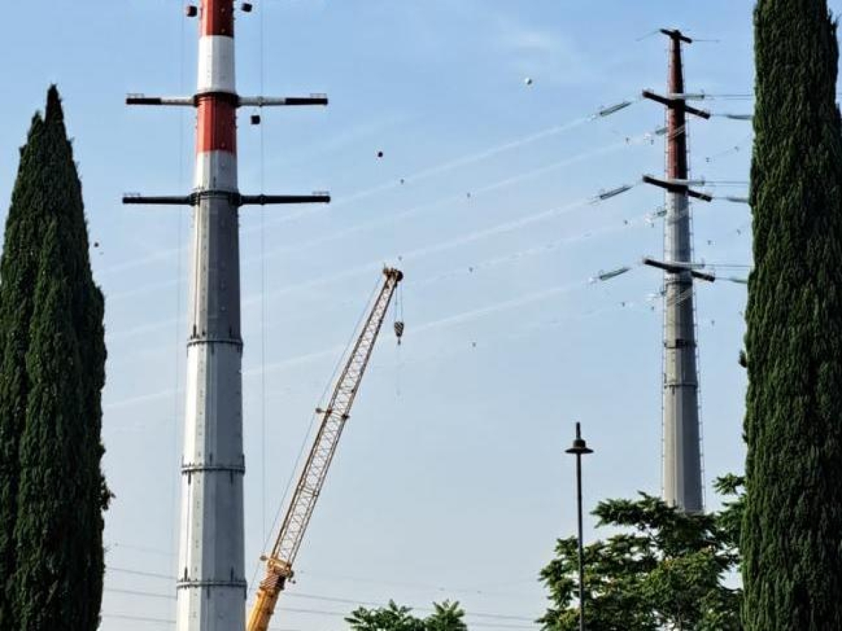 A Calenzano spuntano 10 pali giganti: «Preoccupazioni? È tutto autorizzato»