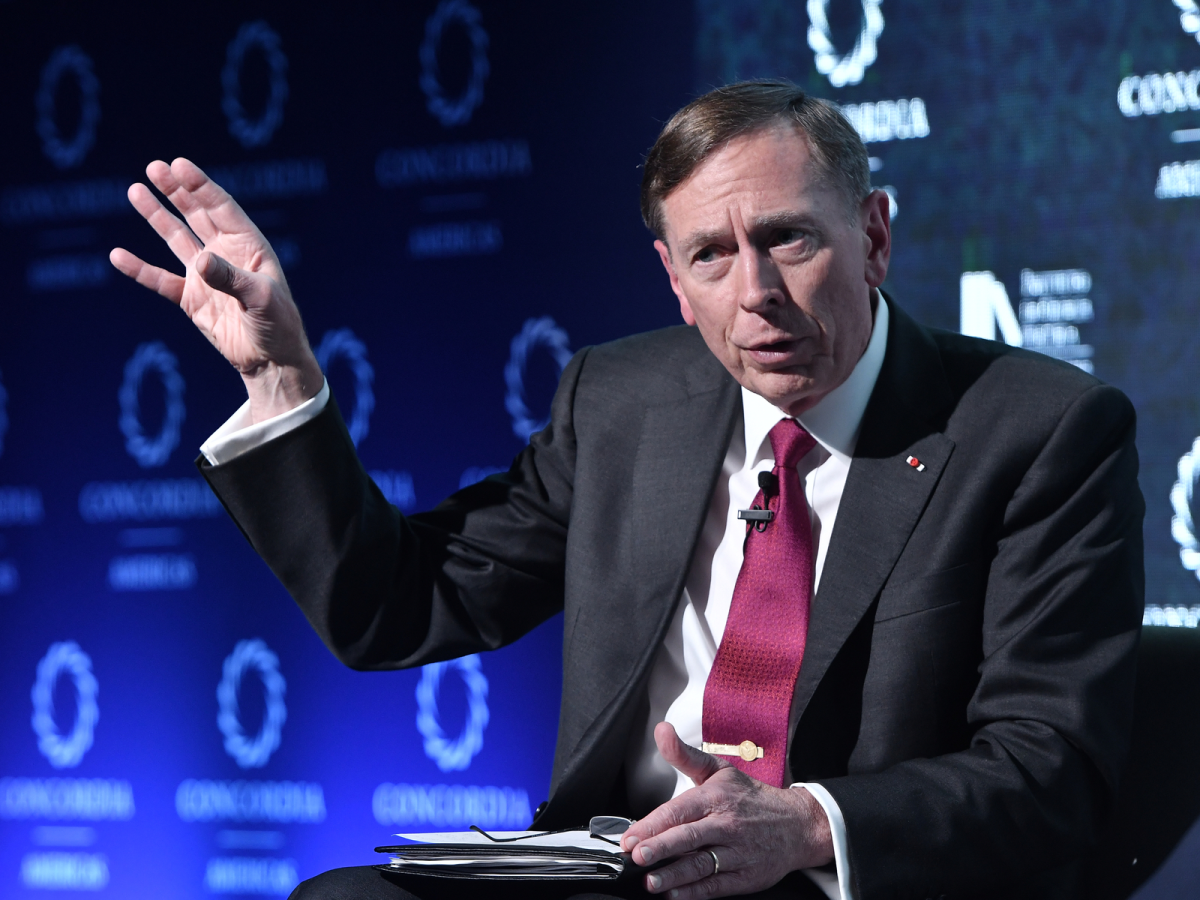 Petraeus: «Ora il regime iraniano è indebolito, ma se negozia non cadrà» Petraeus: «Ora il regime iraniano è indebolito, ma se negozia non cadrà»