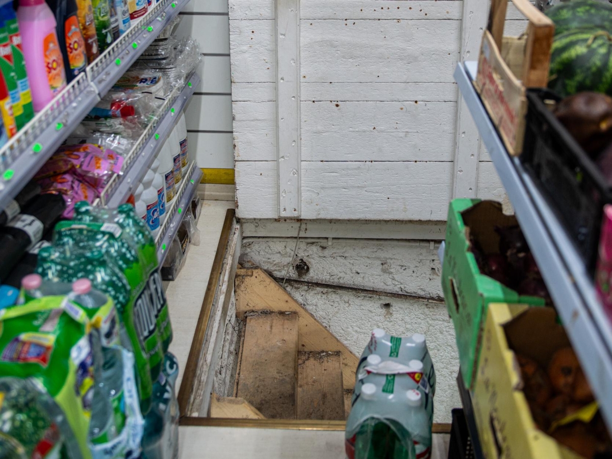 Roma, cade in una botola in un minimarket a Prati: grave una ragazza di 26 anni. Interrogato il commerciante