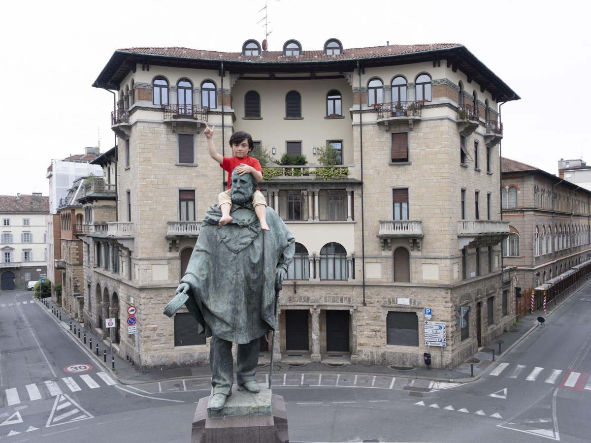 La mostra di Cattelan a Bergamo: visite guidate anche per famiglie