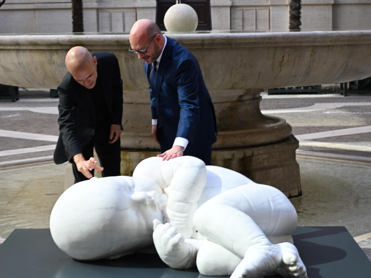 Jago, alla Camera il gigantesco neonato dell'artista, simbolo dei senzatetto: «Un monito a chi ha il potere del cambiamento»
