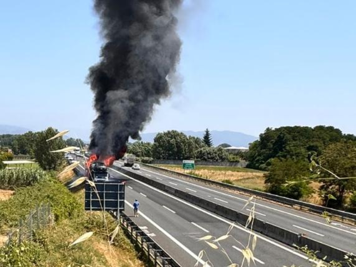 Camion in fiamme sulla A11: carreggiata chiusa, lunghe code in direzione Firenze