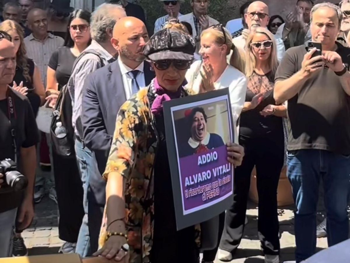 Funerali di Alvaro Vitali a Roma: nella Chiesa di San Pancrazio in prima fila Carlo Verdone