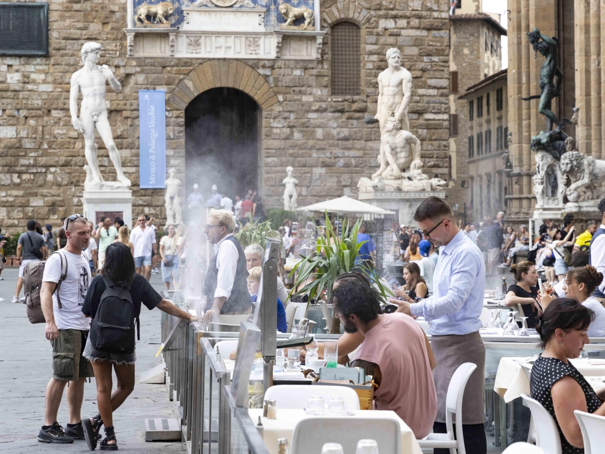 Allerta caldo, prosegue il codice rosso venerdì e sabato e forse anche domenica: le temperature percepite arriveranno a 37 gradi