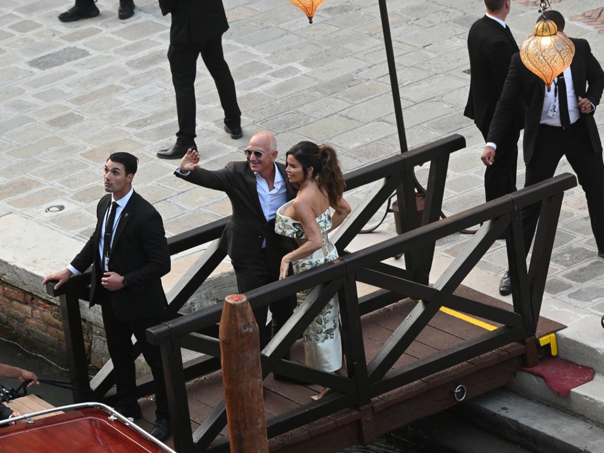 Bezos Sanchez, oggi lo scambio degli anelli | Lui: contribuisco a preservare Venezia | Look del party: la sposa e il bustier togli fiato (5) Bezos Sanchez, oggi lo scambio degli anelli | Lui: contribuisco a preservare Venezia | Look del party: la sposa e il bustier togli fiato (5)