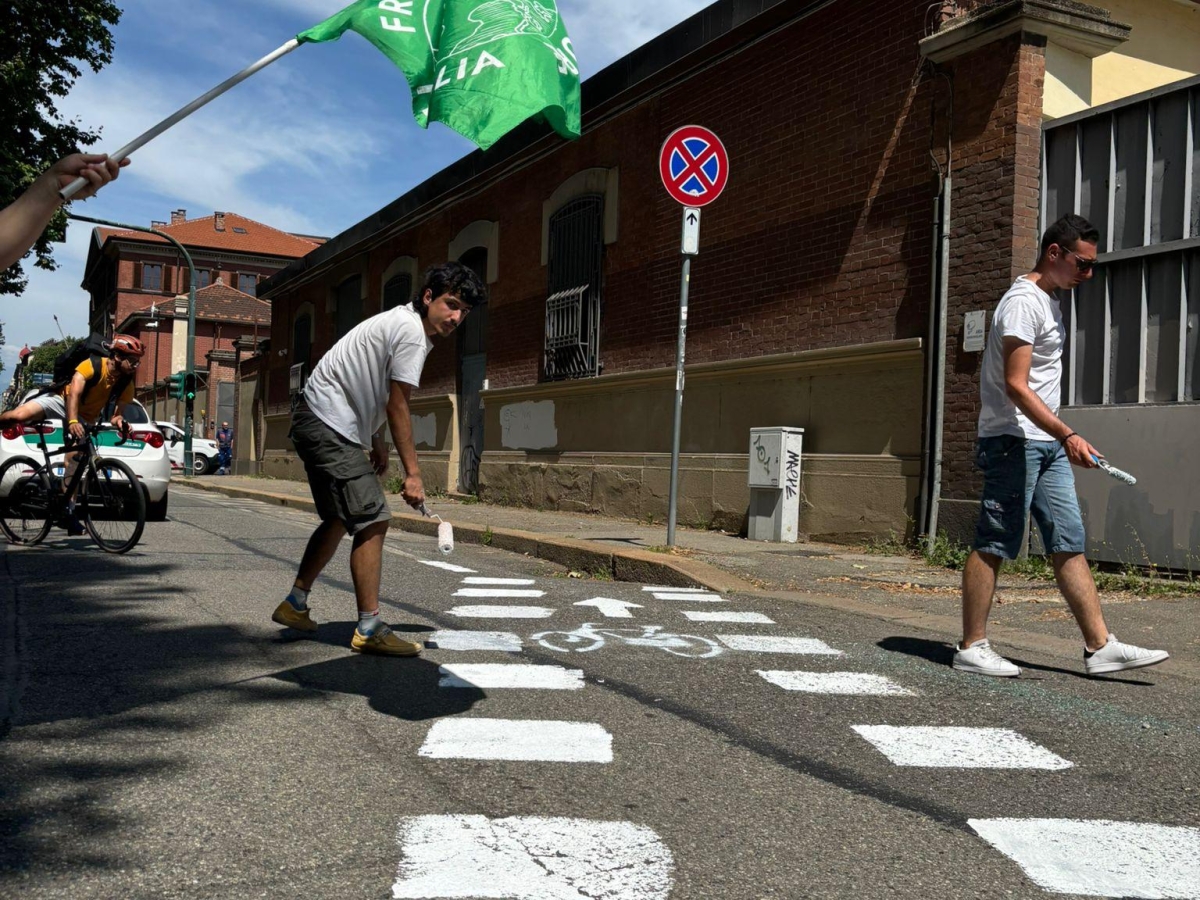 I Fridays for Future ridipingono a Torino una pista ciclabile sbiadita da mesi: «Se non ci pensa la politica, lo facciamo noi»