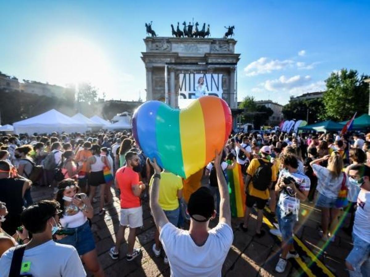 Pride Milano, manifestanti arrivano alla Stazione centrale: attesi in 350mila. Non sfila la Brigata ebraica Pride Milano, manifestanti arrivano alla Stazione centrale: attesi in 350mila. Non sfila la Brigata ebraica