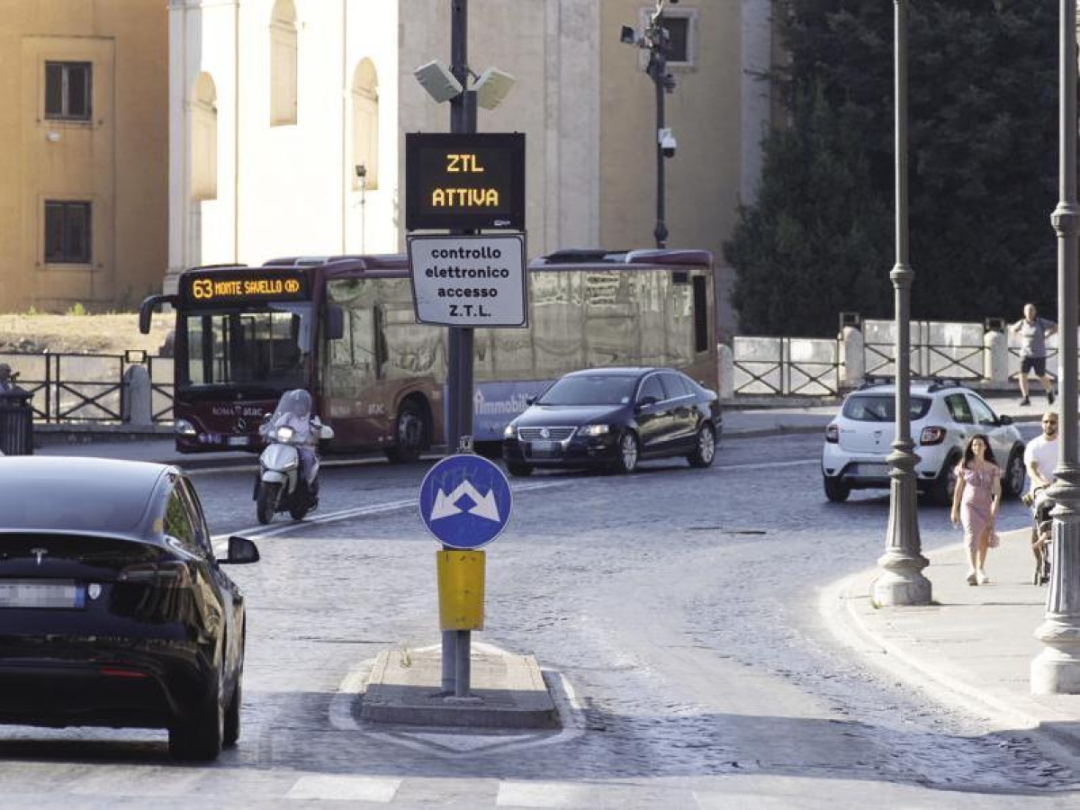 Ztl a Roma, ad agosto disattivate le notturne. Regolarmente attive le zone a traffico limitato diurne