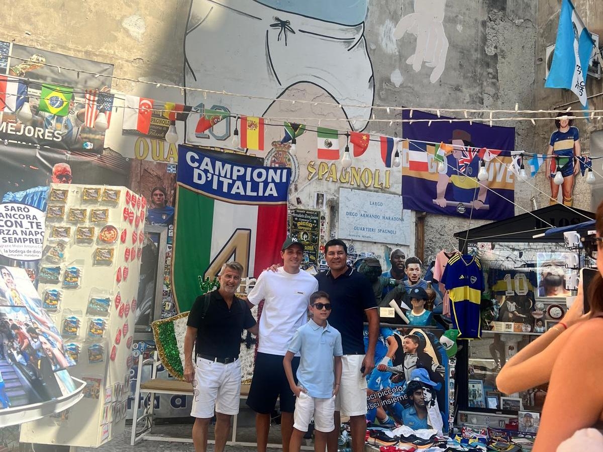 Julio Cruz turista a Napoli, in visita al murale di Maradona: «In città c’è un’anima argentina e la squadra vincerà ancora molto»