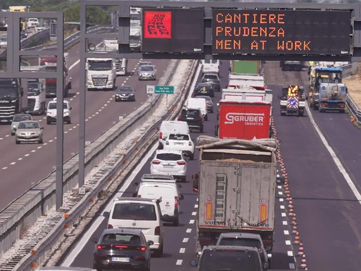 Autostrade, aumento pedaggi dal 1° agosto in pieno esodo.Salvini si oppone e chiede di ritirare l Autostrade, aumento pedaggi dal 1° agosto in pieno esodo.Salvini si oppone e chiede di ritirare l