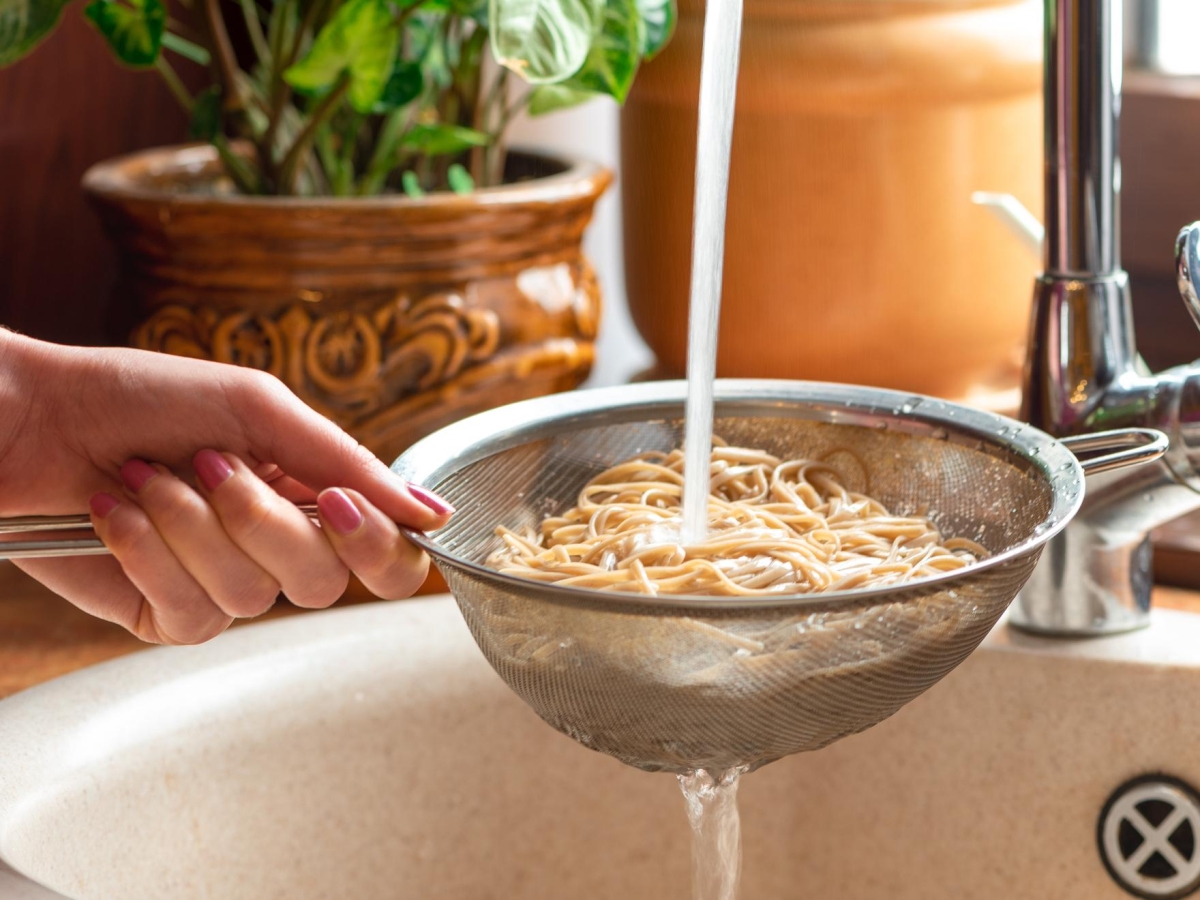 Pasta, come raffreddarla per farla in insalata (e l'errore che commettiamo tutti almeno una volta)