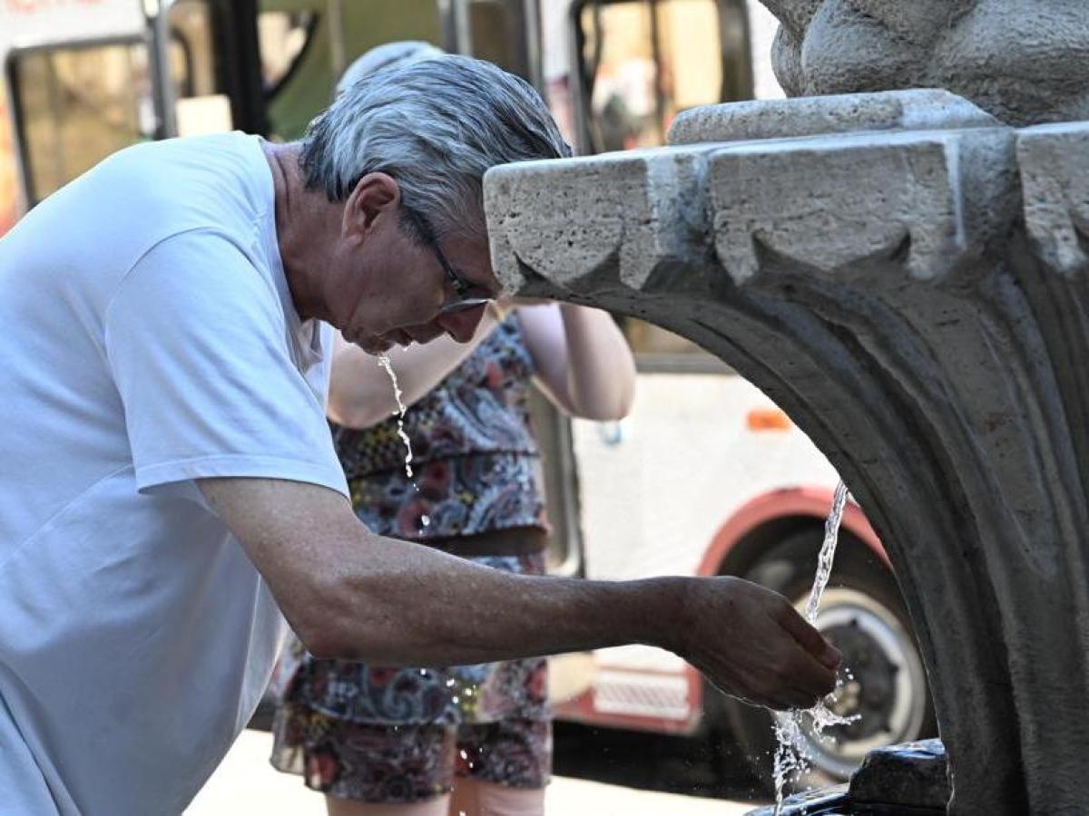 Italia divisa tra caldo e temporali: al Nord temperature giù di 10 gradi, rischio nubifragi. Ecco le regioni più coinvolte Italia divisa tra caldo e temporali: al Nord temperature giù di 10 gradi, rischio nubifragi. Ecco le regioni più coinvolte