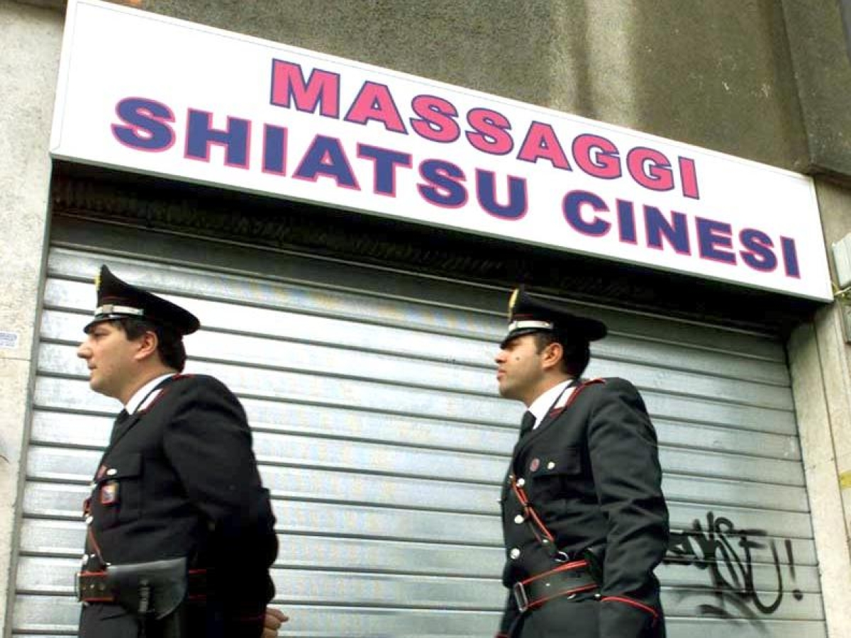 «Avevo male a una gamba», «Volevo curare la cervicale». In Tribunale le scuse degli ex clienti di un centro massaggi cinese