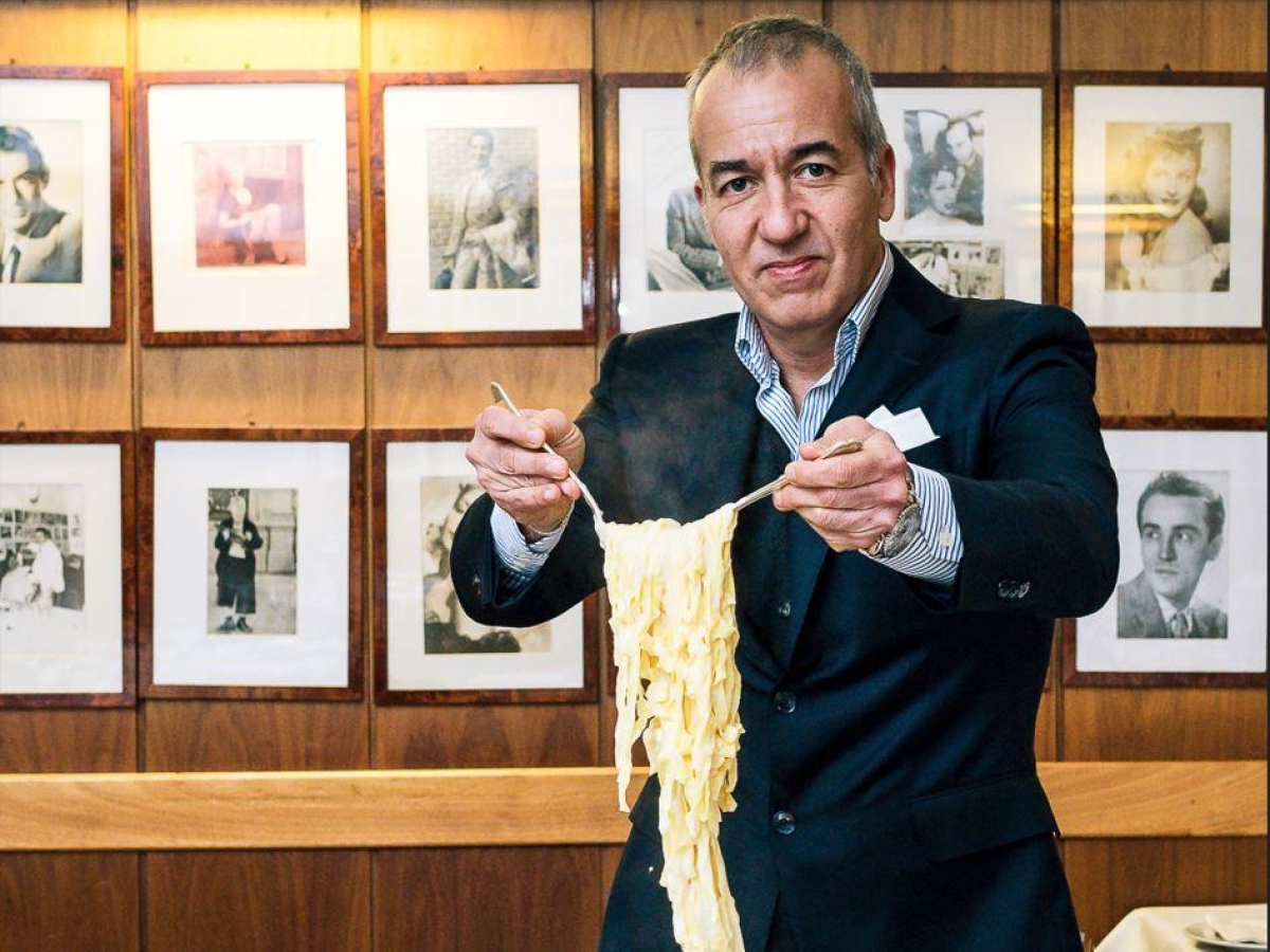 Inaugurata la nuova cantina di «Alfredo alla Scrofa», il tesoro nei sotterranei: 500 etichette tra reperti secolari