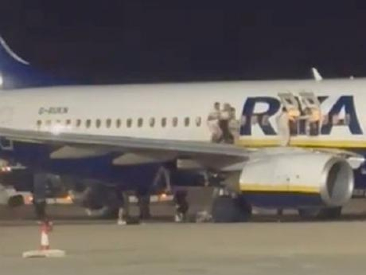 Ryanair, falso allarme incendio su un volo da Palma di Maiorca: 18 passeggeri feriti nella fuga, cos'è successo