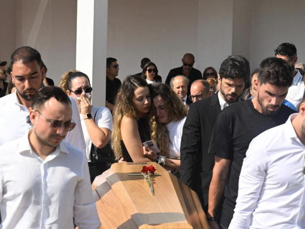In migliaia ai funerali di Diogo Jota e del fratello. La moglie stretta alla bara e in lacrime. Cristiano Ronaldo assente: polemica In migliaia ai funerali di Diogo Jota e del fratello. La moglie stretta alla bara e in lacrime. Cristiano Ronaldo assente: polemica