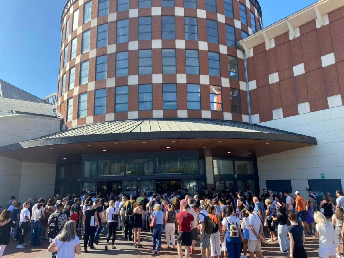 Saldi estivi a Firenze al via, 1.600 persone in coda ai Gigli nonostante il caldo