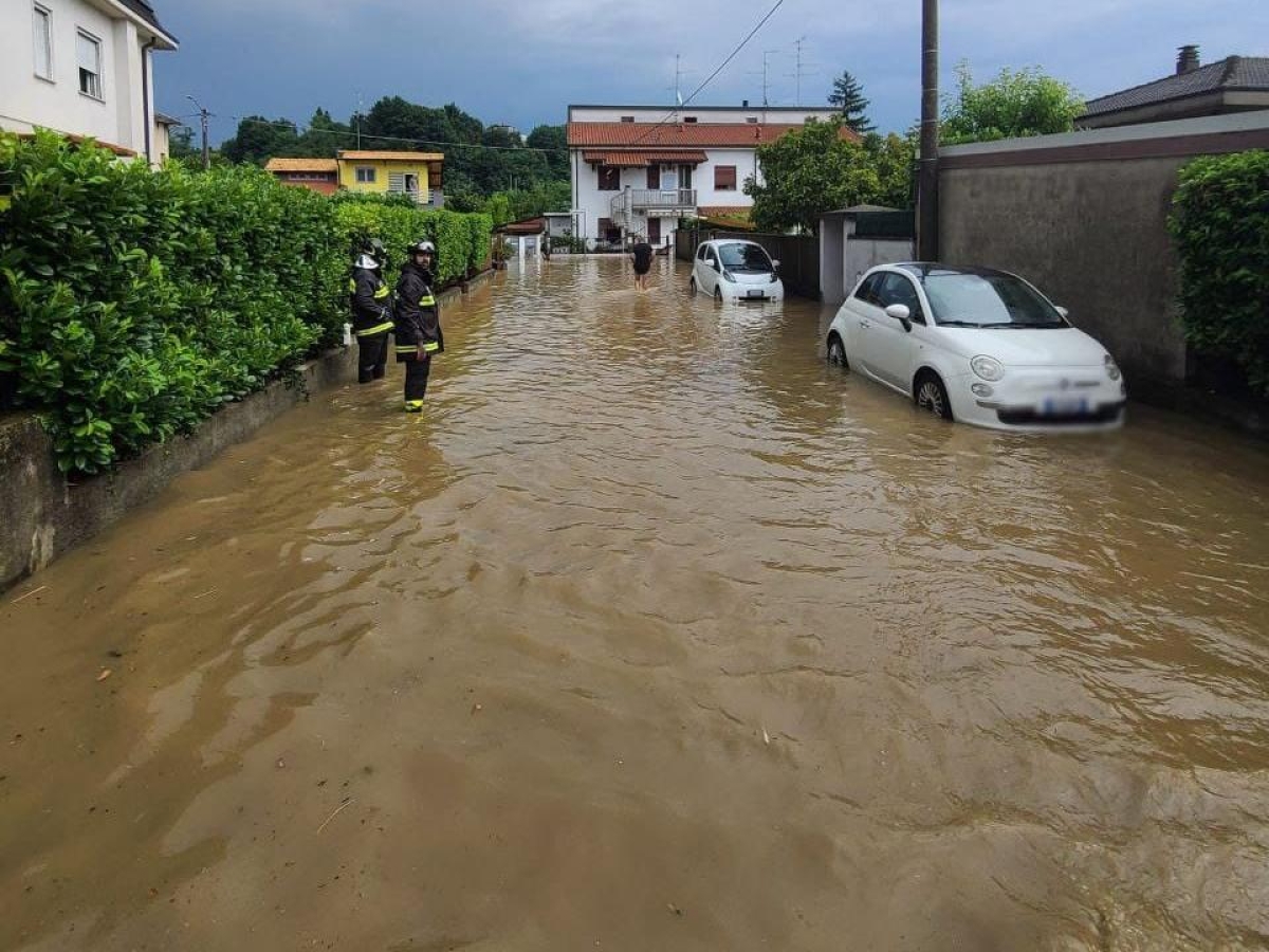 Monza, 50 interventi dei Vigili del fuoco per il maltempo. Evacuate 15 persone a Lentate